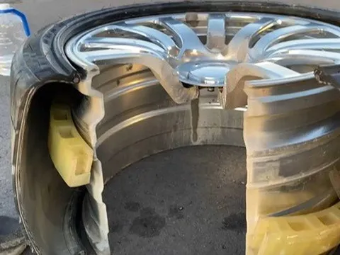 'Mổ' mâm siêu xe Bugatti đắt bằng một ôtô mới xem bên trong có gì đặc biệt