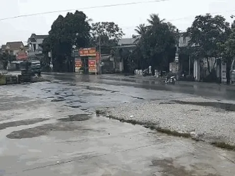 CLIP: Tránh xe máy dưới trời mưa, 2 xe "hổ vồ" đấu đầu trên quốc lộ