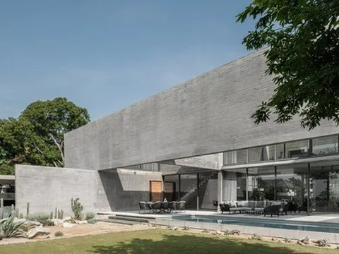 Không gian 'nửa kín nửa hở' trong khối nhà bê tông mộc mạc mà hiện đại