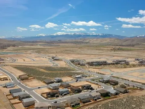 Mua một căn nhà, người phụ nữ bất ngờ được "khuyến mãi" nguyên khu phố hơn 80 căn