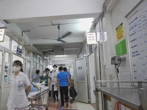 Gần 10.000 nhân viên y tế công lập nghỉ việc, chuyển việc: Áp lực y tế công