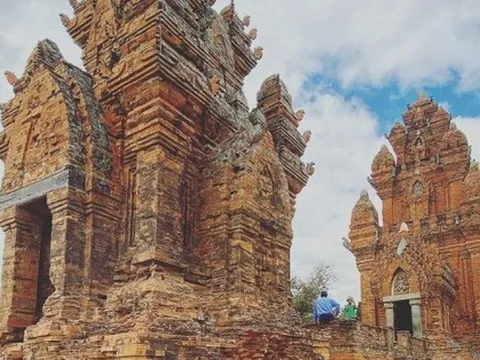 Cụm tháp Chăm đẹp nhất đất Việt vẫn giữ được vẻ nguyên vẹn sau 800 năm