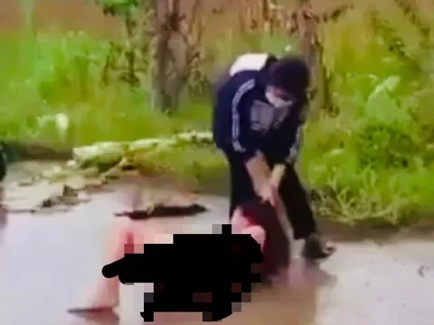 Nữ sinh hành hung, lột đồ bạn nữ giữa đường