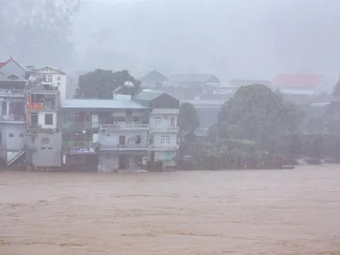 Nhiều nơi ở Quảng Ninh bị cô lập trong biển nước