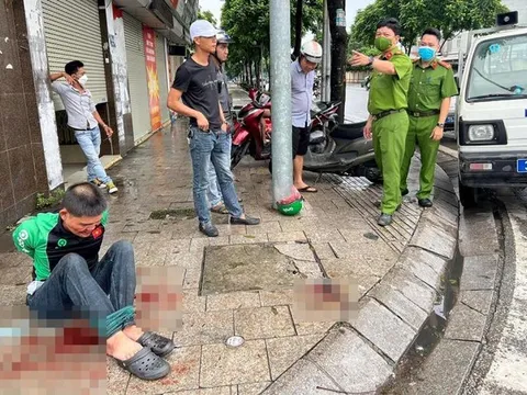 Dân hô hoán, vây bắt người đàn ông mặc áo Grab có nhiều "hàng nóng"