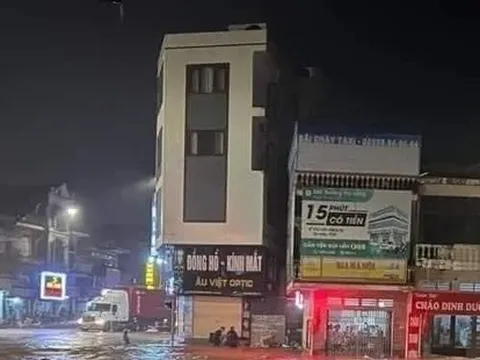 Người dân Hạ Long chạy lũ xuyên đêm