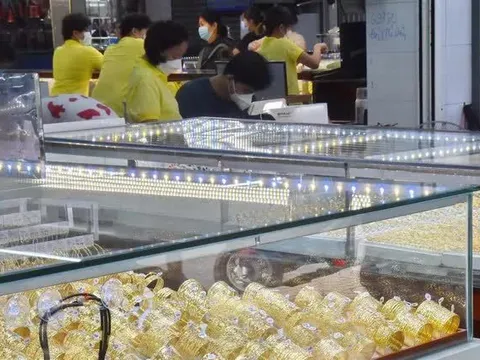 Giá vàng hôm nay 25-8: Tăng tiếp do sức ép từ đồng USD giảm