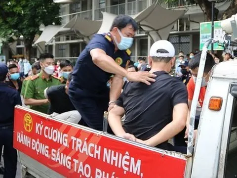 Người nhà bệnh nhân túm cổ áo, đe doạ y bác sĩ tại bệnh viện Bạch Mai