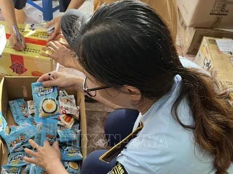 Hà Nội thu giữ hàng nghìn chiếc bánh Trung thu trôi nổi, không rõ nguồn gốc