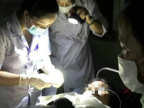 Lưới điện bệnh viện bị sự cố, bác sĩ soi đèn pin mổ cho sản phụ sinh 3