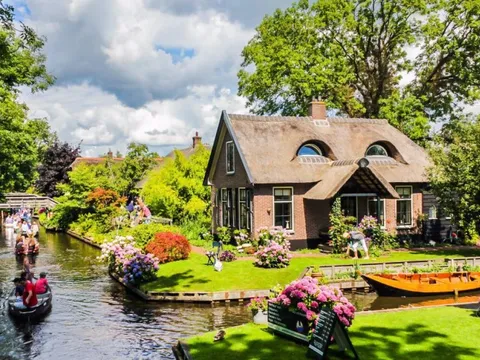 Ngôi làng không đường đi như chốn cổ tích ở Hà Lan, yên tĩnh đến mức âm thanh lớn nhất nghe được chỉ là tiếng kêu của thiên cầm