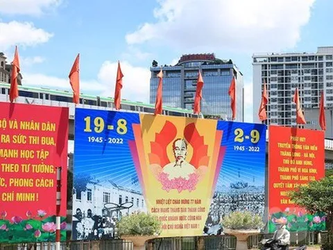 Phố phường Hà Nội trang hoàng cờ hoa chào mừng ngày lễ lớn 2/9