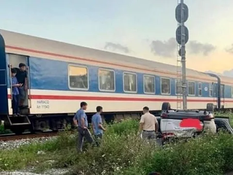 6 người phụ nữ thoát chết khi ôtô bị tàu hỏa tông lật ngửa