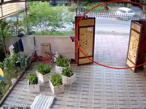 CLIP: Ôtô lao như tên bắn, tông người đi xe máy tử vong tại chỗ