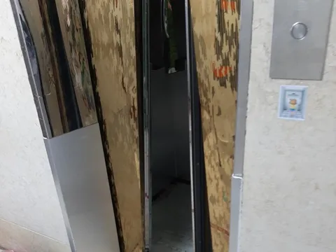 9 người kẹt trong thang máy ở TP HCM, có người kiệt sức