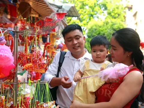 Tấp nập mua sắm đón Tết Trung thu trên phố cổ Hà Nội