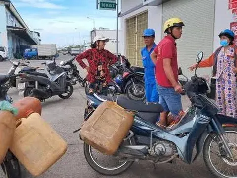 Ngư dân tất tả mang từng can mua dầu để ra khơi, cây xăng lắc đầu báo đứt hàng