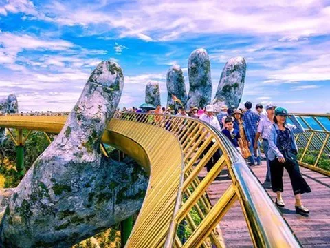 Doanh thu từ bán lẻ, dịch vụ 8 tháng vượt xa mức trước đại dịch