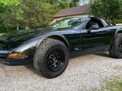 Xe thể thao Chevrolet độ lốp khổng lồ