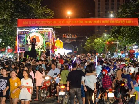 Tưng bừng không khí lễ hội Tết Trung thu lớn nhất cả nước ở Tuyên Quang