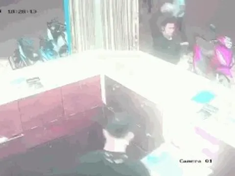 Khiếp vía với kẻ ngáo đá dùng búa đập tiệm vàng ở Tam Kỳ