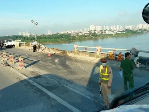 Xe tải tông gãy lan can cầu Thanh Trì, lao xuống sông Hồng