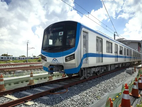 CLIP: Tàu Metro số 1 (Bến Thành - Suối Tiên) chạy thử