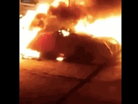 CLIP: Ôtô cháy ngùn ngụt trong đêm, công an vào cuộc