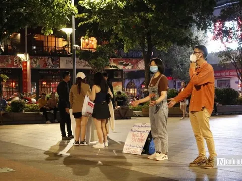 Câu chuyện của những cái ôm miễn phí