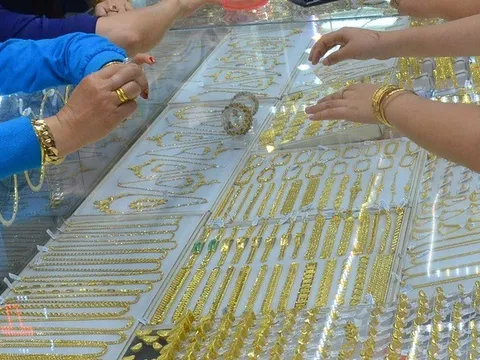 Giá vàng hôm nay 29-8: Vàng SJC và thế giới đồng loạt lao dốc