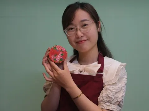 Mang hình ảnh áo dài, cây tre Việt Nam lên bánh Trung thu