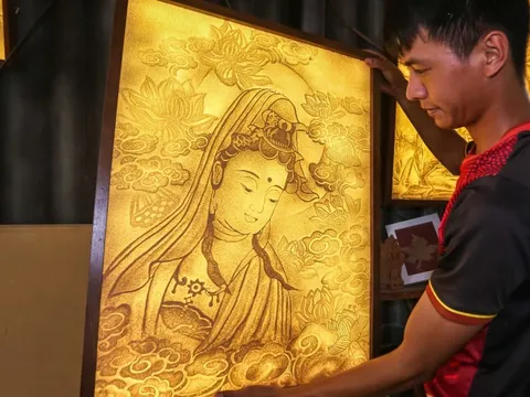 Dùng bẹ dừa làm giấy, xịt nước để vẽ tranh "xuyên sáng" bán với giá hàng chục triệu đồng