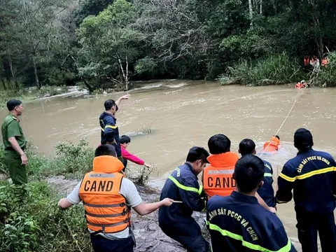Giải cứu 10 người mắc kẹt trong rừng do lũ dữ ở Lâm Đồng
