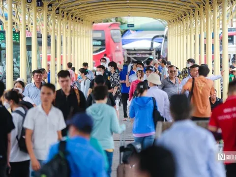 Người dân "tay xách, nách mang" ùn ùn về quê nghỉ lễ 2/9