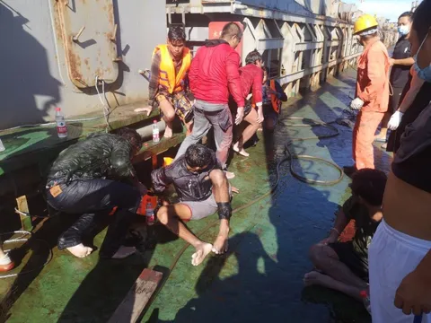 8 người Myanmar trôi dạt trên biển được đưa vào Bà Rịa - Vũng Tàu