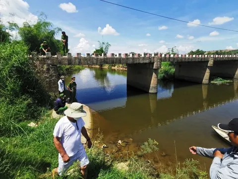 Chở em đi học bằng xe đạp, cháu bé rơi xuống cầu đuối nước tử vong