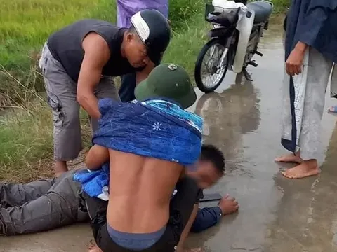 Đi xe máy dưới trời mưa dông, 2 người đàn ông bị sét đánh thương vong