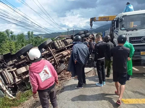 Xe tải đổ đèo mất lái lật đè 2 người đi xe máy tử vong tại chỗ