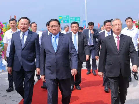 Thủ tướng cắt băng khánh thành cao tốc Vân Đồn - Móng Cái