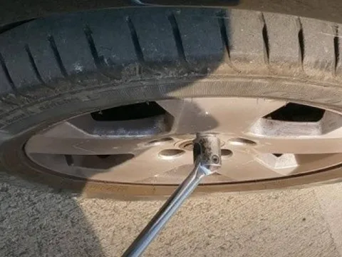 Siết bu-lông bánh xe bằng tay, hậu quả sẽ thế nào?