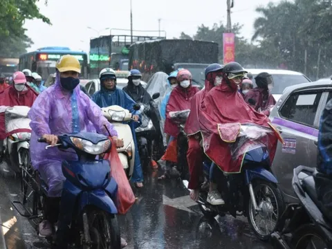 Người dân đội mưa rời Thủ đô, có người chạy xe máy về Tuyên Quang