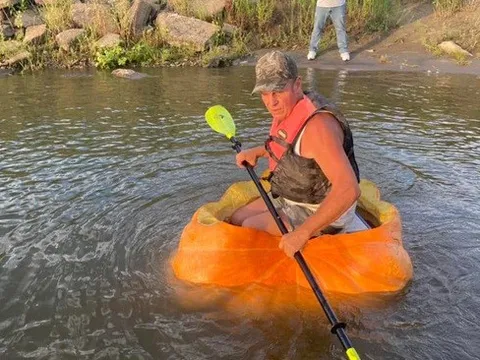 Khoét quả bí ngô 384kg làm thuyền, đi 61km dọc con sông để mong lập kỷ lục thế giới