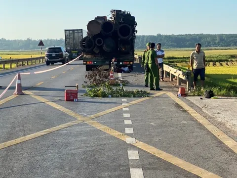 Tông vào phía sau xe đầu kéo, cụ ông 80 tuổi cùng vợ tử vong