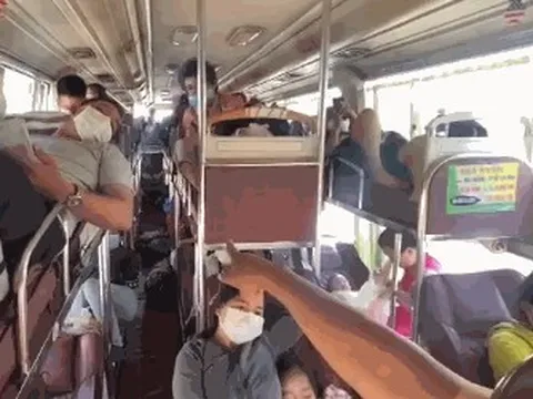 Cảnh hãi hùng trong xe khách 46 chỗ "nhồi nhét" 71 hành khách