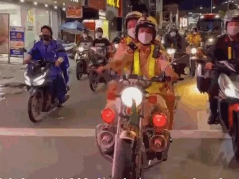 Hàng loạt ô tô chạy vào làn dừng khẩn cấp trên tuyến cao tốc TP HCM - Long Thành - Dầu Giây