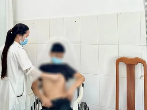 Bệnh nhân tiểu đường bị biến chứng do tự điều trị bằng thuốc nam