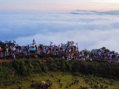 Đà Lạt sáng 2/9: Đông nghịt du khách "săn" biển mây đẹp mê hồn