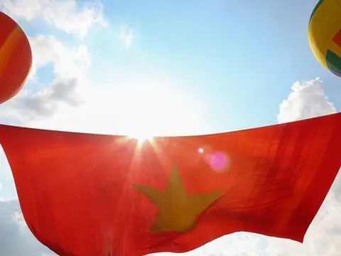 Khinh khí cầu kéo đại kỳ 1.800m2 bay phấp phới trên bầu trời TP.HCM mừng Quốc khánh 2/9