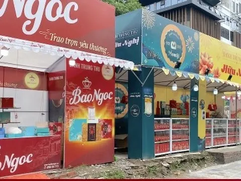 Hà Nội: Bánh trung thu hiện đại ế hàng, bánh truyền thống tấp nập người mua