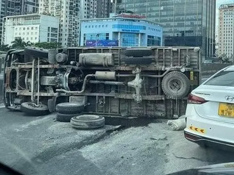 Xe tải lật trên đường Vành đai 3 trên cao khiến giao thông bị ùn tắc